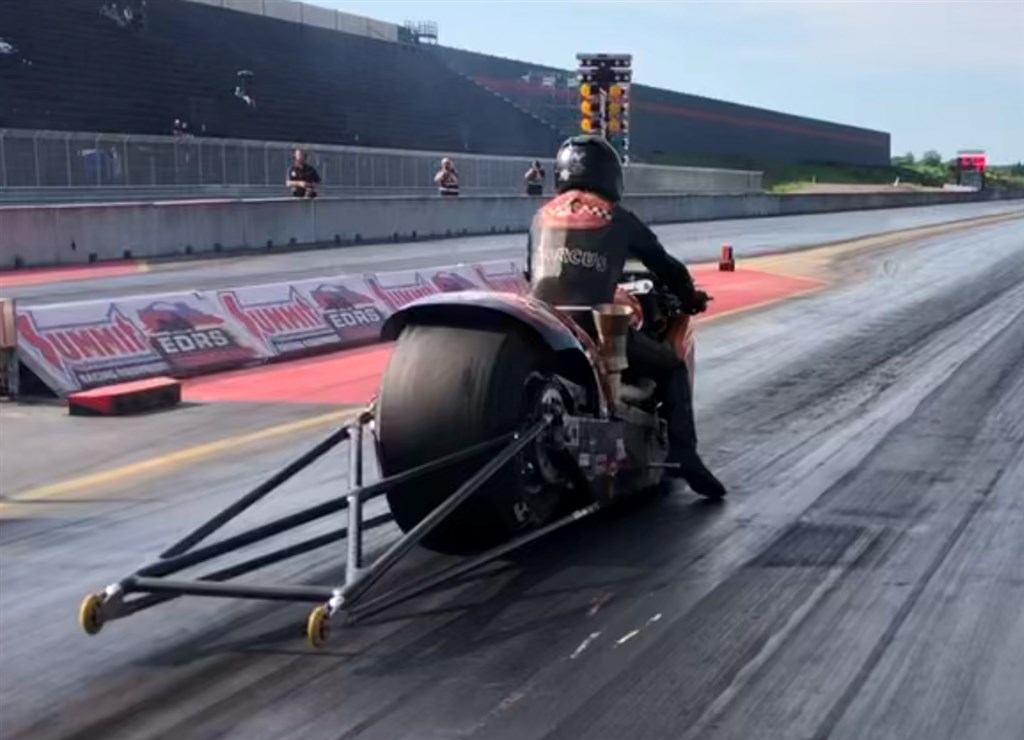 Danske Marcus Christiansen sætter ny verdensrekord på drag racing-motorcykel i Sverige.
(Foto: Speedy's Racing)